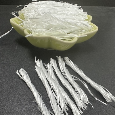 Silna odporność na pękanie Szary PP Fibre Twisted Bunchy Form 500T Do podłóg przemysłowych
